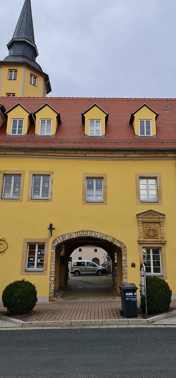 Durch_diesen_Torbogen_gelangen_sie_zum_Pflegestudio