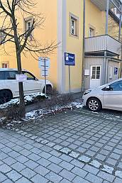 Kundenparkplatz im Hof
