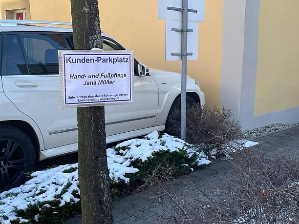 Kundenparkplatz_des_Pflegestudios_im_Gutshof_2_im_Vordergrund