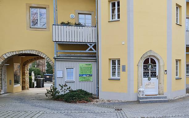 Wenn_sie_den_Torbogen_durchquert_haben_dann_finden_sie_den_Eingang_zum_Pflegestudio_im_Erdgeschoss_des_Turmes