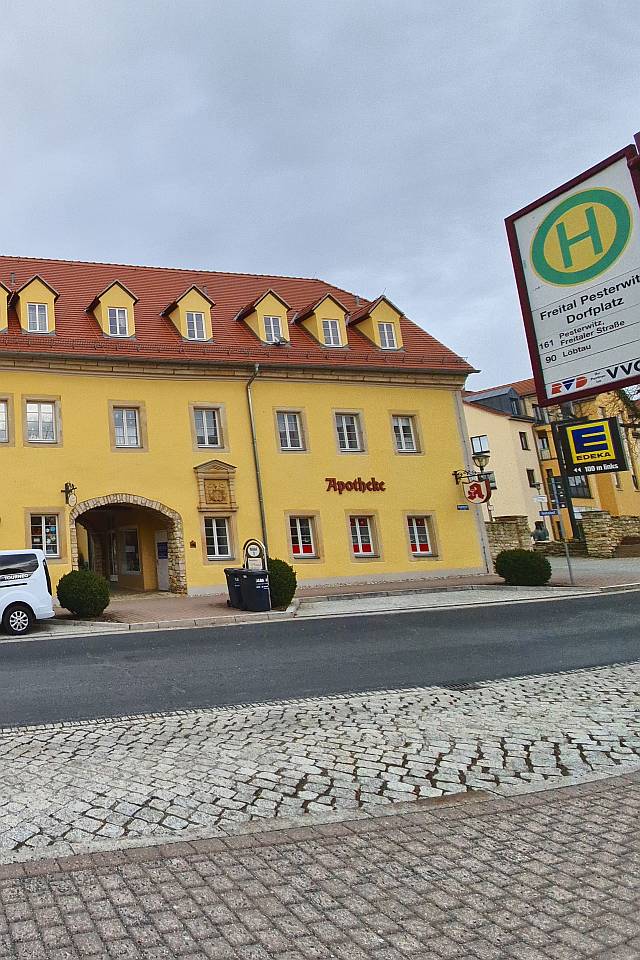 Sicht von der Haltestelle Freital Pesterwitz Dorfplatz zum Durchgang